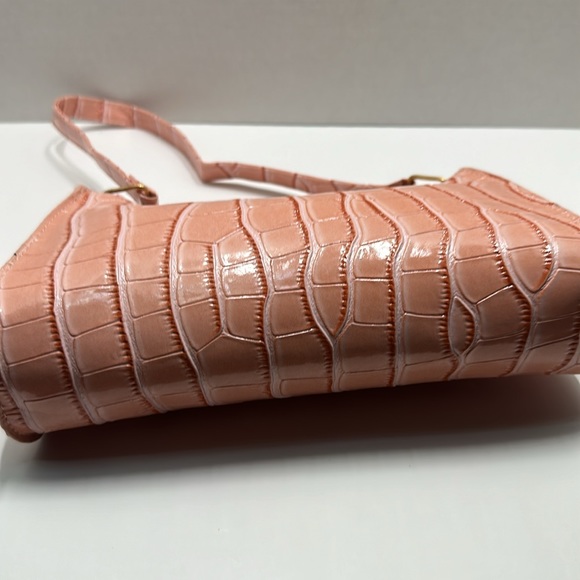 Vintage pink baguette bag with a croc-embossed pattern. - Picture 7 of 11